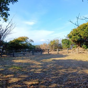 旗立山（鐙摺山）⛰️山頂🙆
広々、ベンチ有り👍️