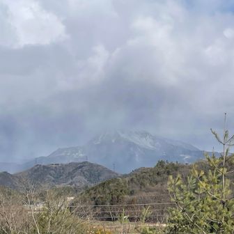 雪が降り始めている伊吹山を横目にパーキングへ。この後温泉に行く予定でしたが突風がひどいので帰宅しました🍀⛰️🍀