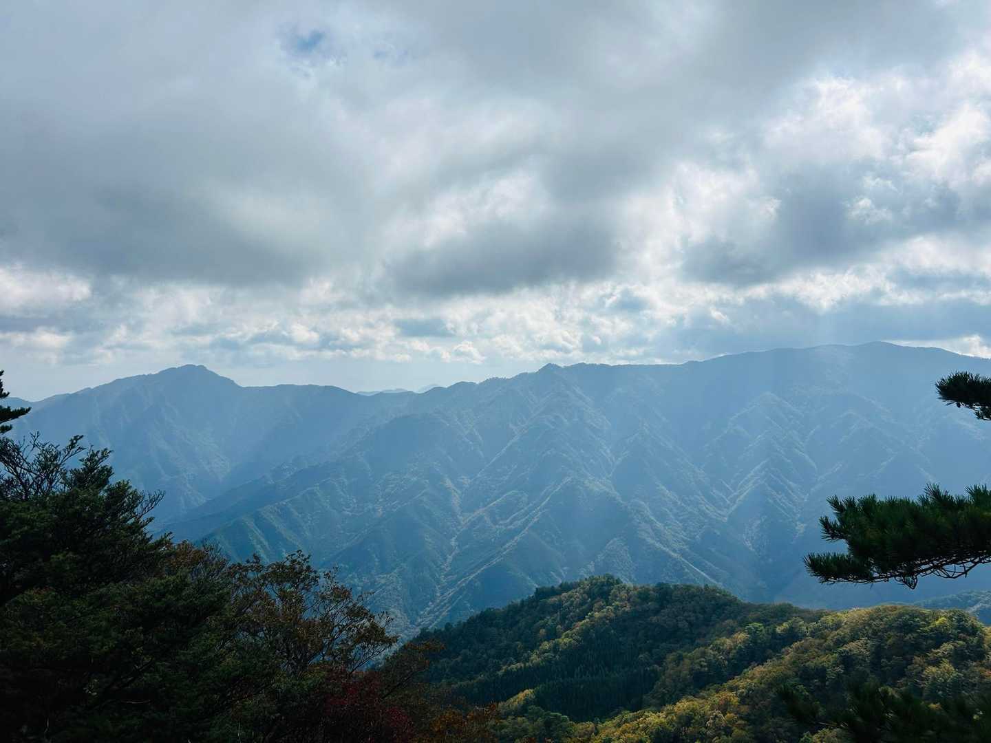 傾山や笠松山や…
