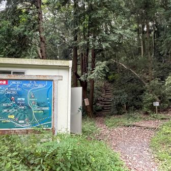 御嶽山登山口です。
駐車場あり、車も数台停められるみたい。