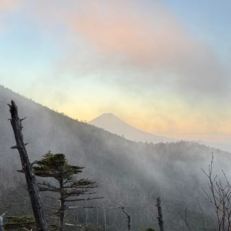 雲の隙間から富士山