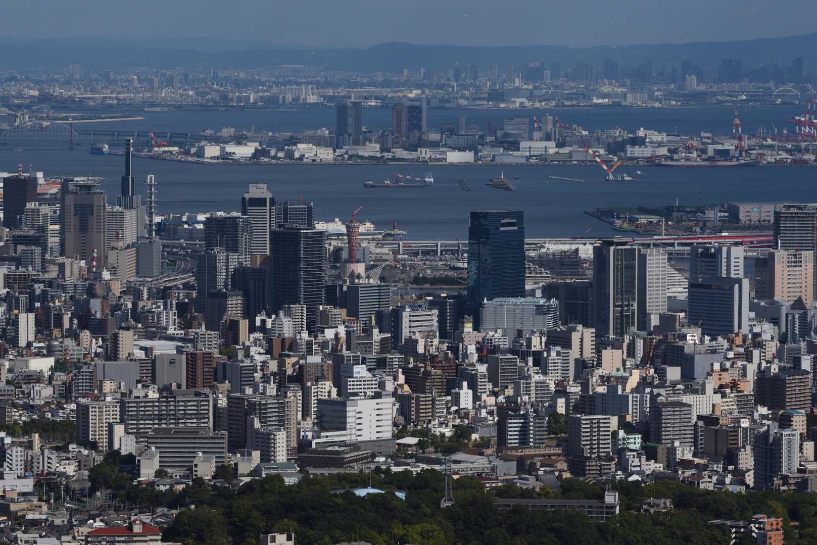 ハーバーランド方面
改修中のポートタワーがようやく姿を現した
