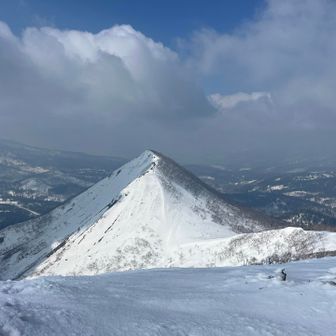 白老岳の稜線に登ったら
南白老岳の姿が🤩
百貨店で売ってる味噌みたいな形してるよね🤔
