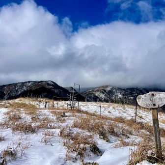 以降はアニマルトレース泥棒から先ほどの方のトレース泥棒でスピードアップ
この日は昼にかけて雲が広がってきた
右奥の三嶺山頂は分厚い雲に覆われていった