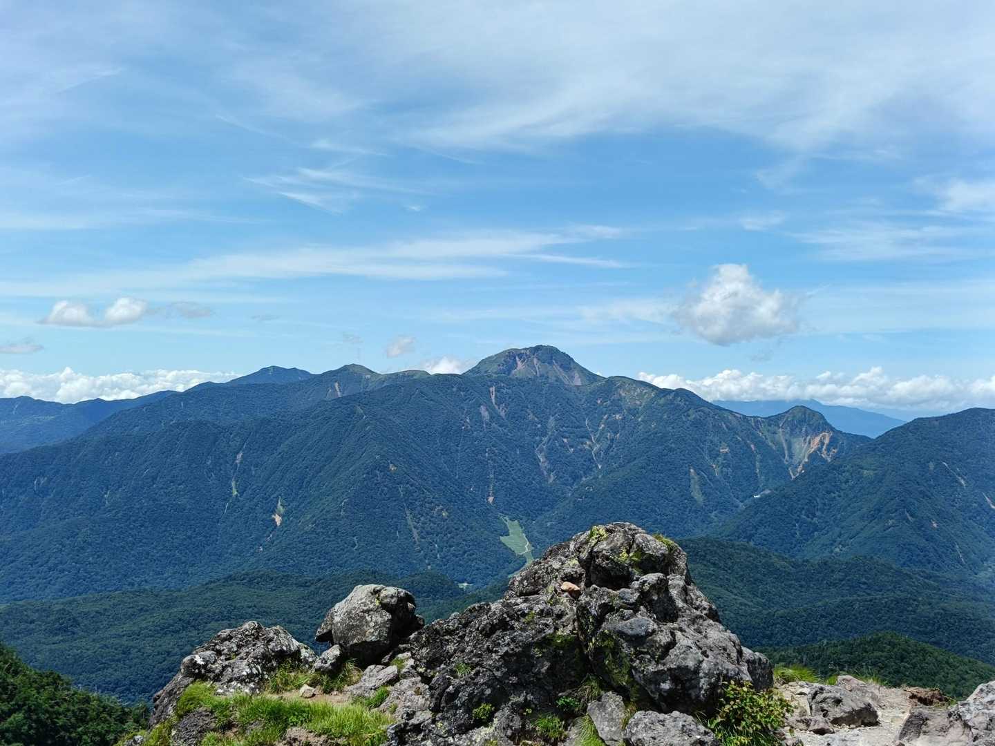 正面に日光白根山。
白根山はどこから見てもかっこいいわな。