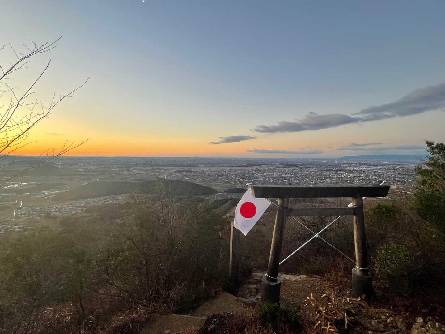 鳥居をくぐって振り返る。国旗が飾っある間に来たのは初めて。