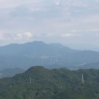右側にうっすら天山