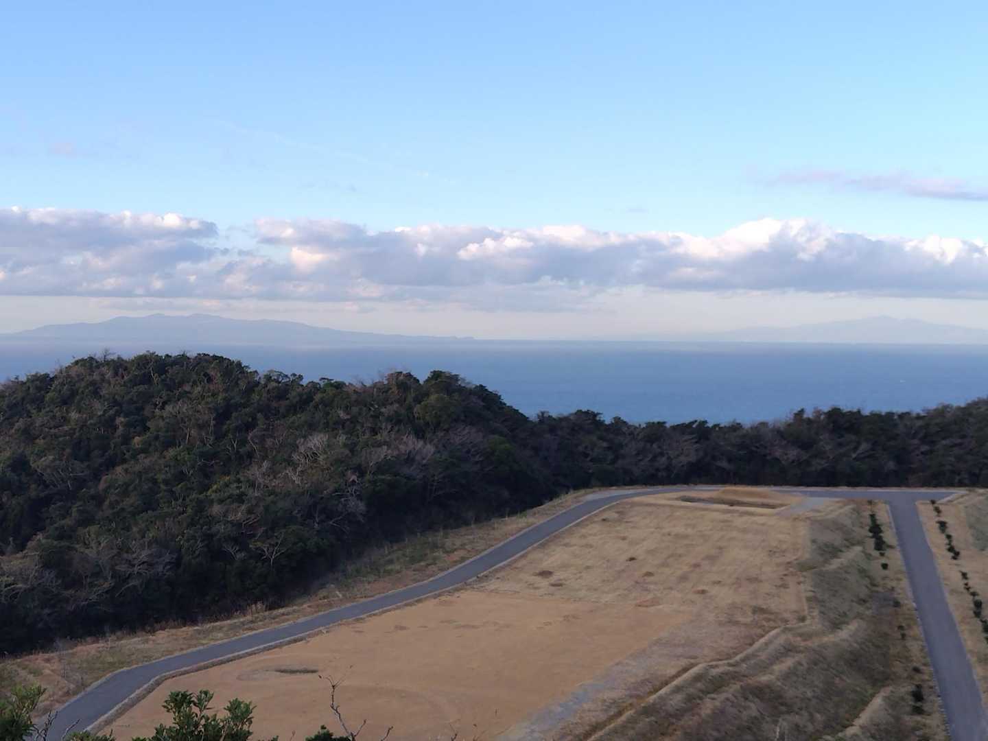 山頂からは大島（左）と天城山（右）が見えます
低山ですがメチャ楽しい山でした👍