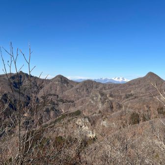 右のぴょこが荒船山のピークかな？

んで左のチクビみたいなぴょこんがローソク岩？
ならその隣が兜岩山なのかね？

https://yamap.com/activities/39507459