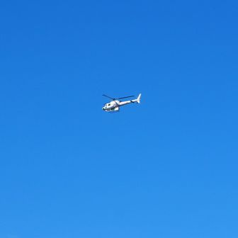 ヘリコが低空で過ぎ去っていった。