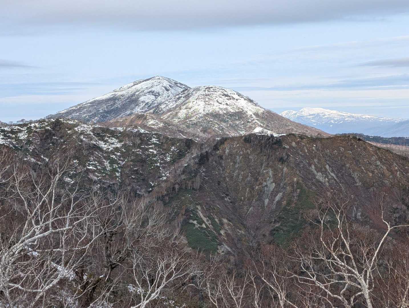 目の前に見えていた・844のピークに上がると、ピンネシリ山の姿が見えてきた。

その右奥に見えるのは、暑寒別岳だろうか？

しかし今年は、季節の移り変わりが速い😅

体の季節感が追いつかない🤣