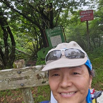 やっと山頂
確かに景色なし　ね