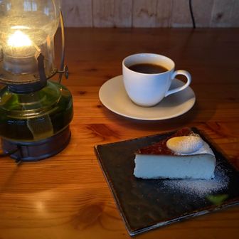 食後のお楽しみ

10個限定のチーズケーキとdecaf ☕️
スタッフ手作り

食いしん坊な私も食べ続けてさすがに満腹のため、バディがオーダーしてくれたケーキを二口分てもらった🤭
とても美味しかったです🥰
