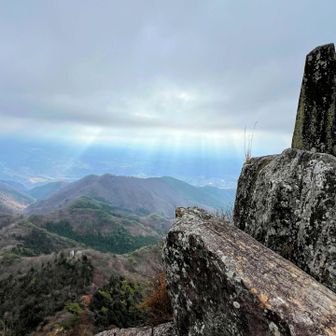 獅子岩とうちゃこ。
子持山頂上の前には立ち寄る場所。
⚠️スリリングでドキドキとの書き込みは多いです