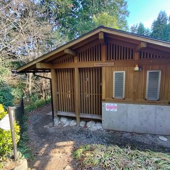 トイレの左手を通ります