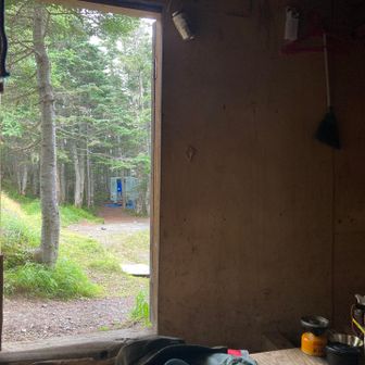小屋の中から
充電式の明かりやクッカーが置いてあったけど使わなかった。
本当にピンチな人にはクッカーはありがたいね😌