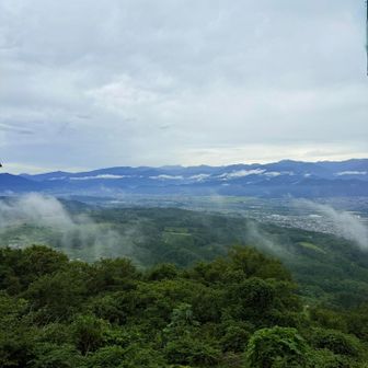 ガスが晴れ上信山地がよく見えます😙