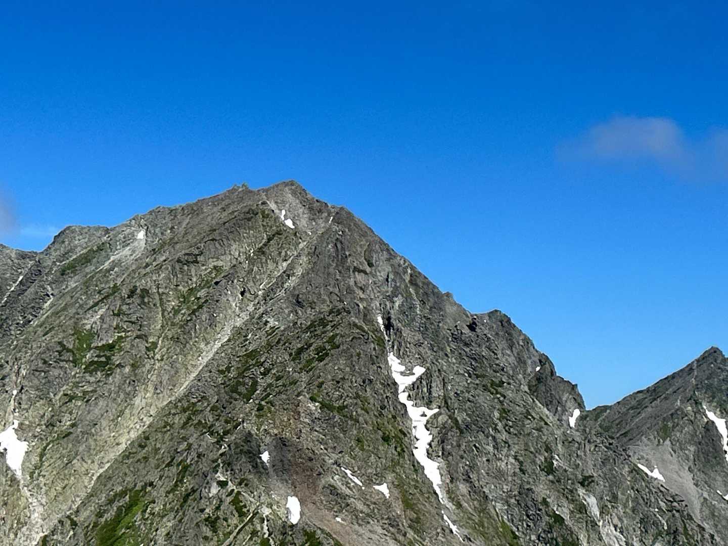 奥穂高岳、圧倒的な存在感です　いつかは奥穂岳！　こんな景色を見てしまうと、夢は広がるばかりです（確かに中毒性がありますね）

名残惜しいですが、心を落ち着けて下山します