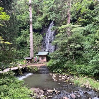 滝だ！
帰りにして、とりあえず山頂向かう！