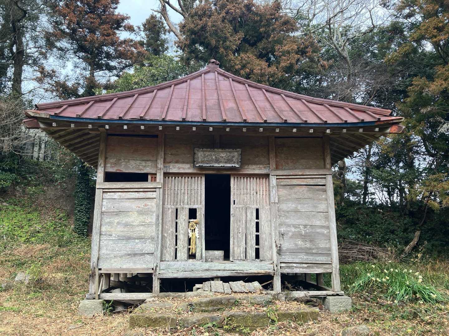 ここが山頂？
（後で他の方の日記で確認したら、この先に荒れた東屋や山頂標識があるようです😅）