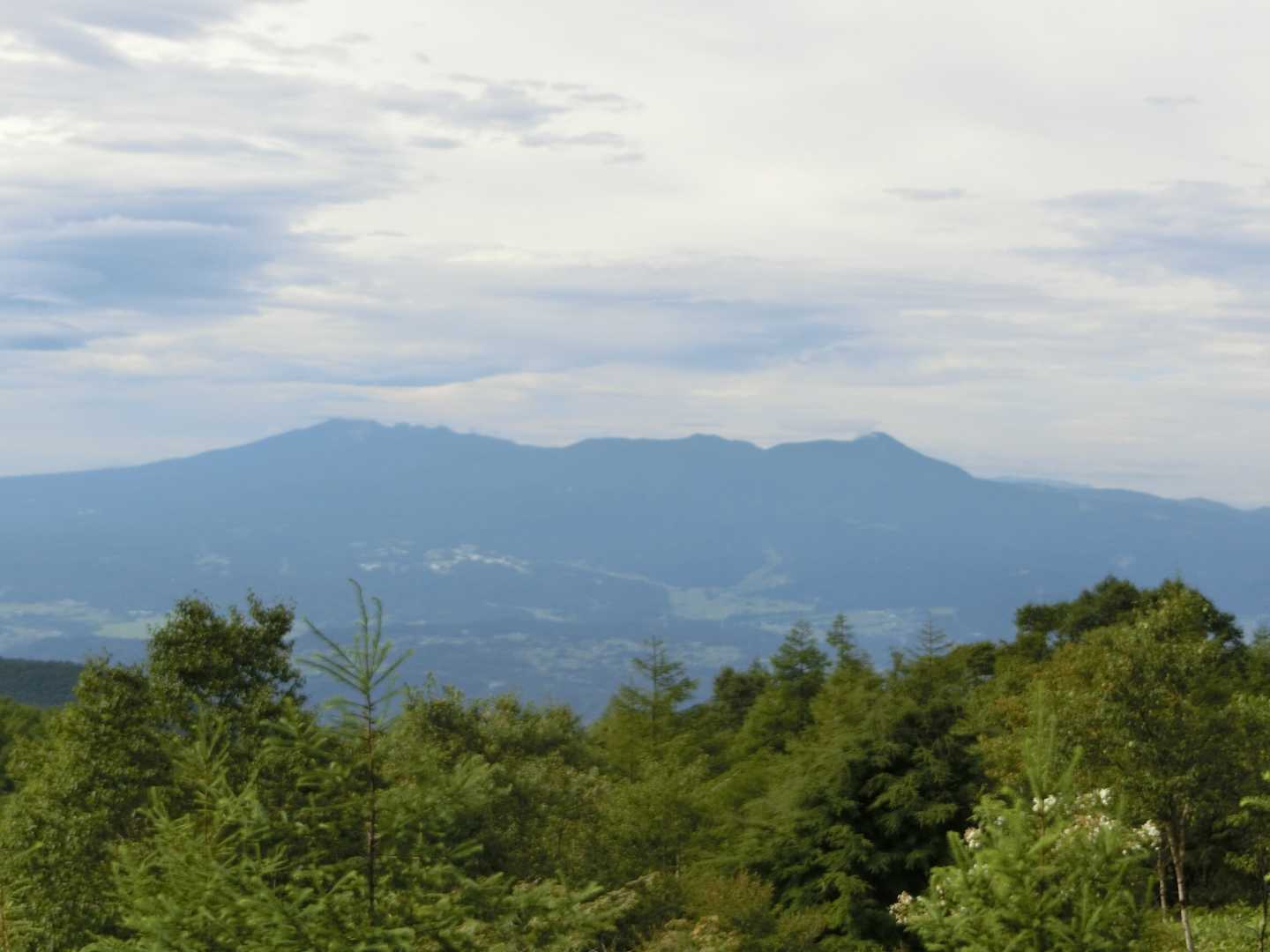 八ヶ岳連峰も見えました。
このあとは雲に隠れてしまいました