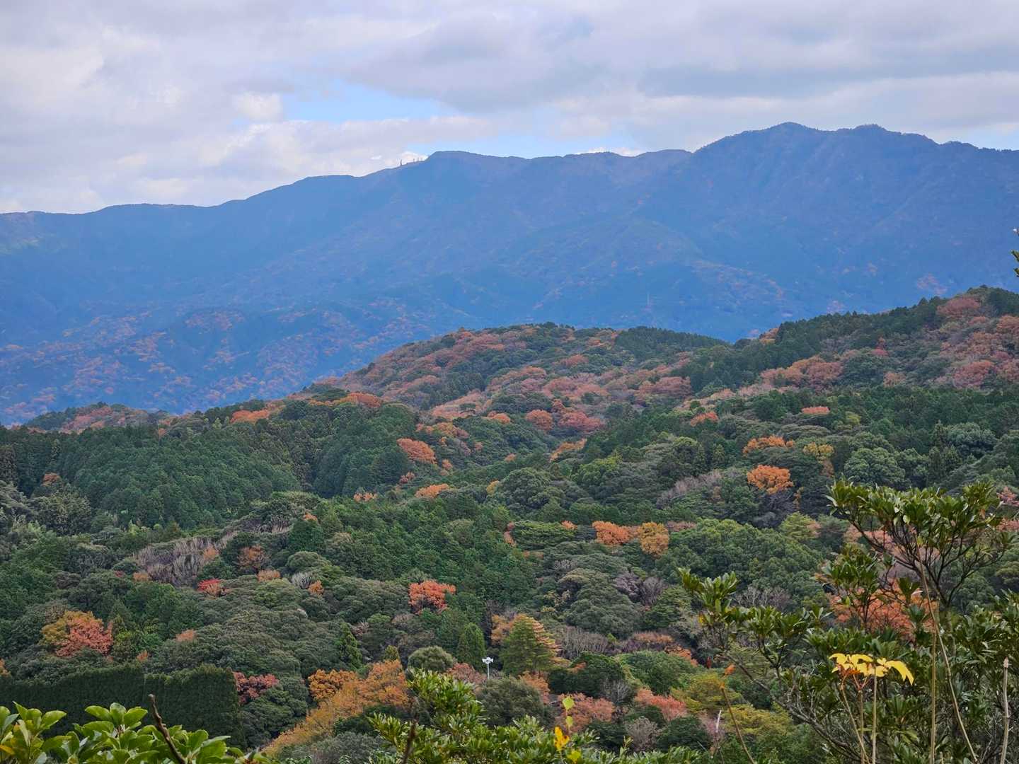 展望所から。後ろには三郡山地。