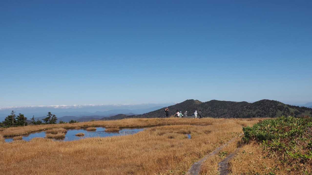 会津駒ヶ岳・中門岳、草紅葉広がる稜線へ の写真 17