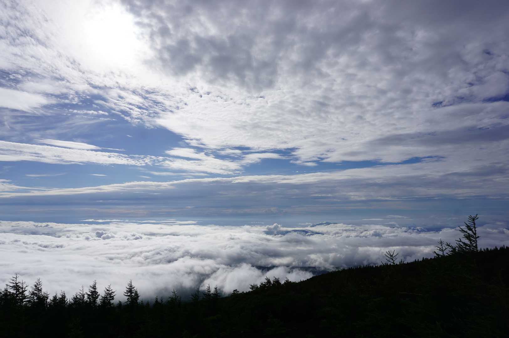 下界は曇天。