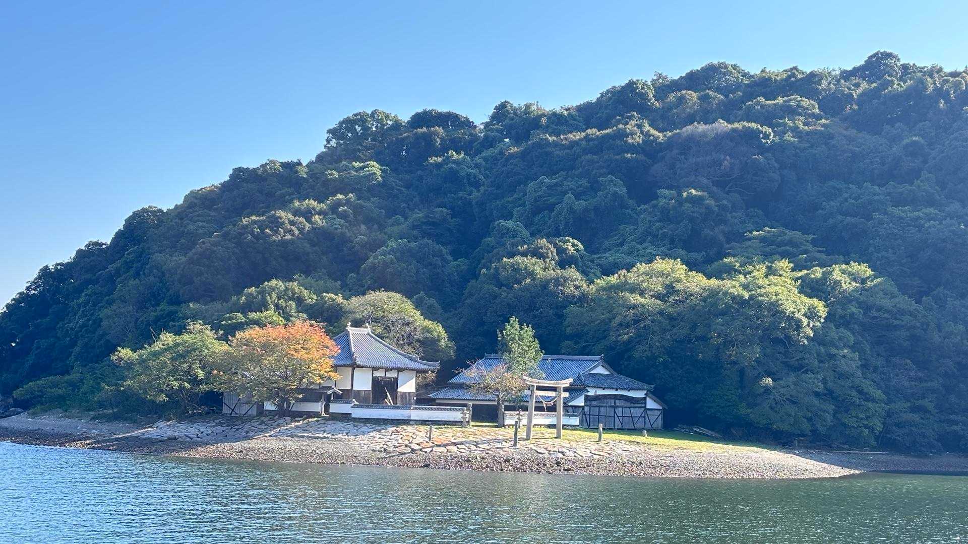 戻る途中にある海岸線側の島
神社もあります
瀬戸内海ならではの低い位置に建造