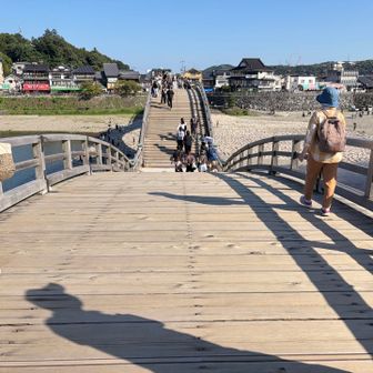 錦帯橋。
真ん中を撮ったが右側通行らしい