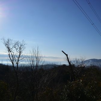 南東に奈良方面を望み右に生駒山が見えます。