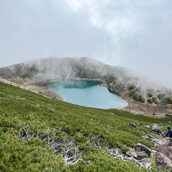 一瞬雲が流れて三の池が見えました