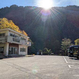 立山駅行きのバス停と観光バス駐車場