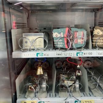 大清水の休憩所、お土産・記念品だけじゃなく、熊鈴の自販機もある。