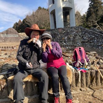 仲良くおにぎりを食べる。ふふふ。