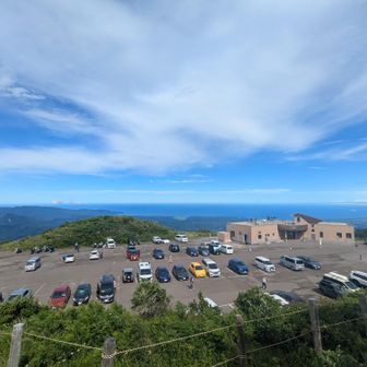 8合目まで戻って来ました。スカイラインの営業時間になったので、9合目～8合目の間はかなりの人とスライド