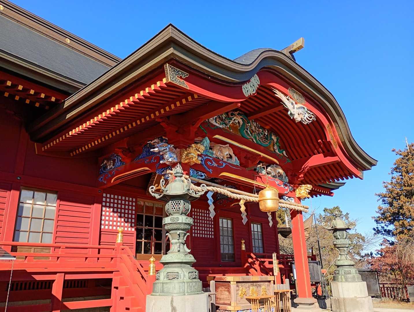 御岳神社。狼も狐も立派な狛犬に。