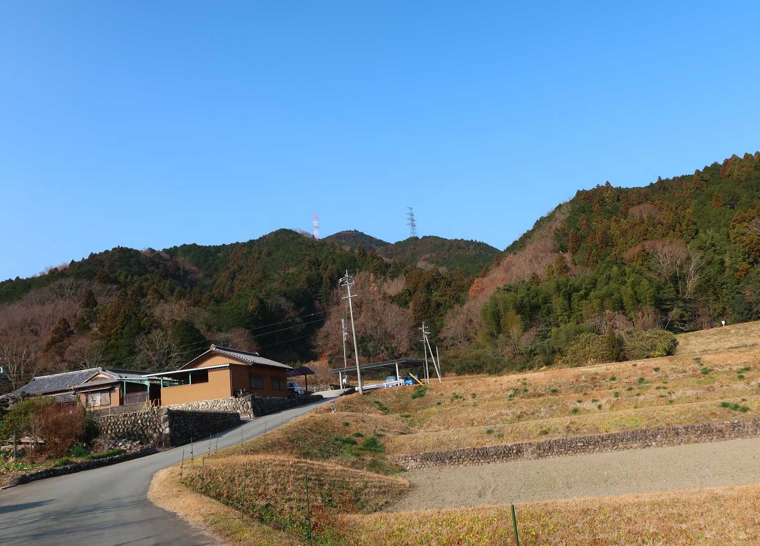 最後つづら折りを避けて迂回したら・・・害獣ネットの出口が無く^^;大回りとなってしましました。登ったのは前の山かも!!