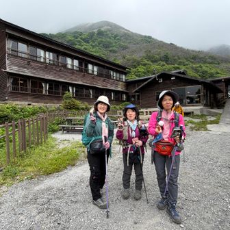 14日は下山するだけ。午前中は、天気がもちそう。法華院温泉をバックに！