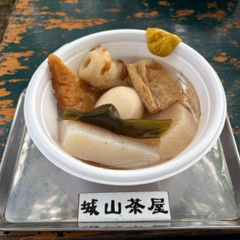 店員さんが「具をひとつおまけしてます」
温かくて美味しかったしお腹🈵に！
メニューには　なめこ汁　モツ煮　餅入りお汁粉等もあり！