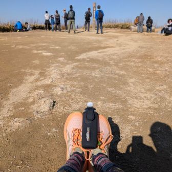 六甲山最高峰は人が多いので、気が付かれない様にさっさと去ります。
給水休憩ストレッチ記念。