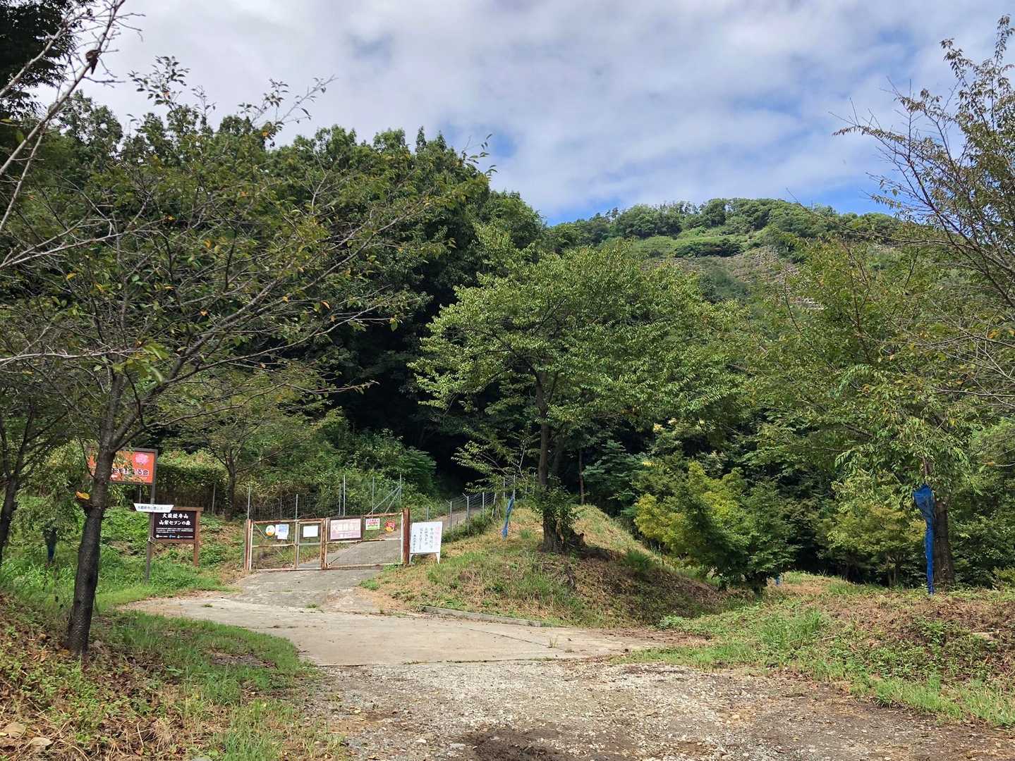 本日3座目「大蔵経寺山」。
登山口はお寺に入り、パチンコ屋さん横を通る。「登山者用駐車場は坂の上」の看板に従い進むとあります。20台くらいは駐車可能です。