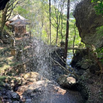 岩屋内からウラミの滝