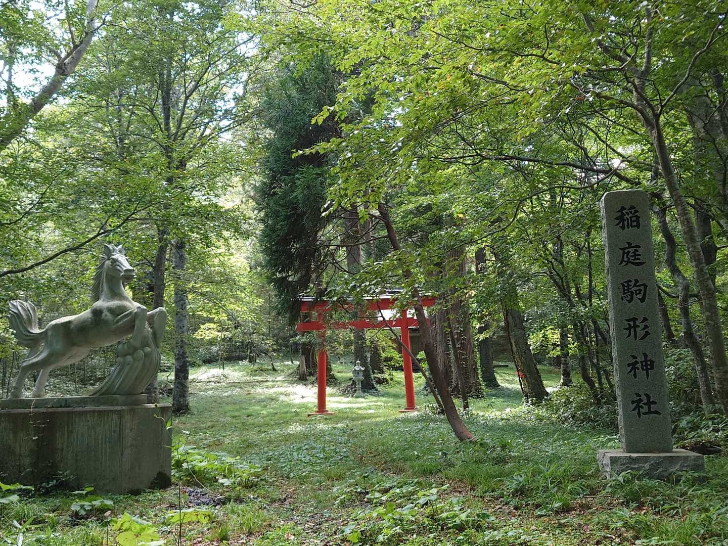 森の中の静かな神社の前には猛々しい馬🐎