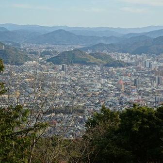 二年前登った時と比べて山頂は切り開かれていて山口市の中心街が望める。