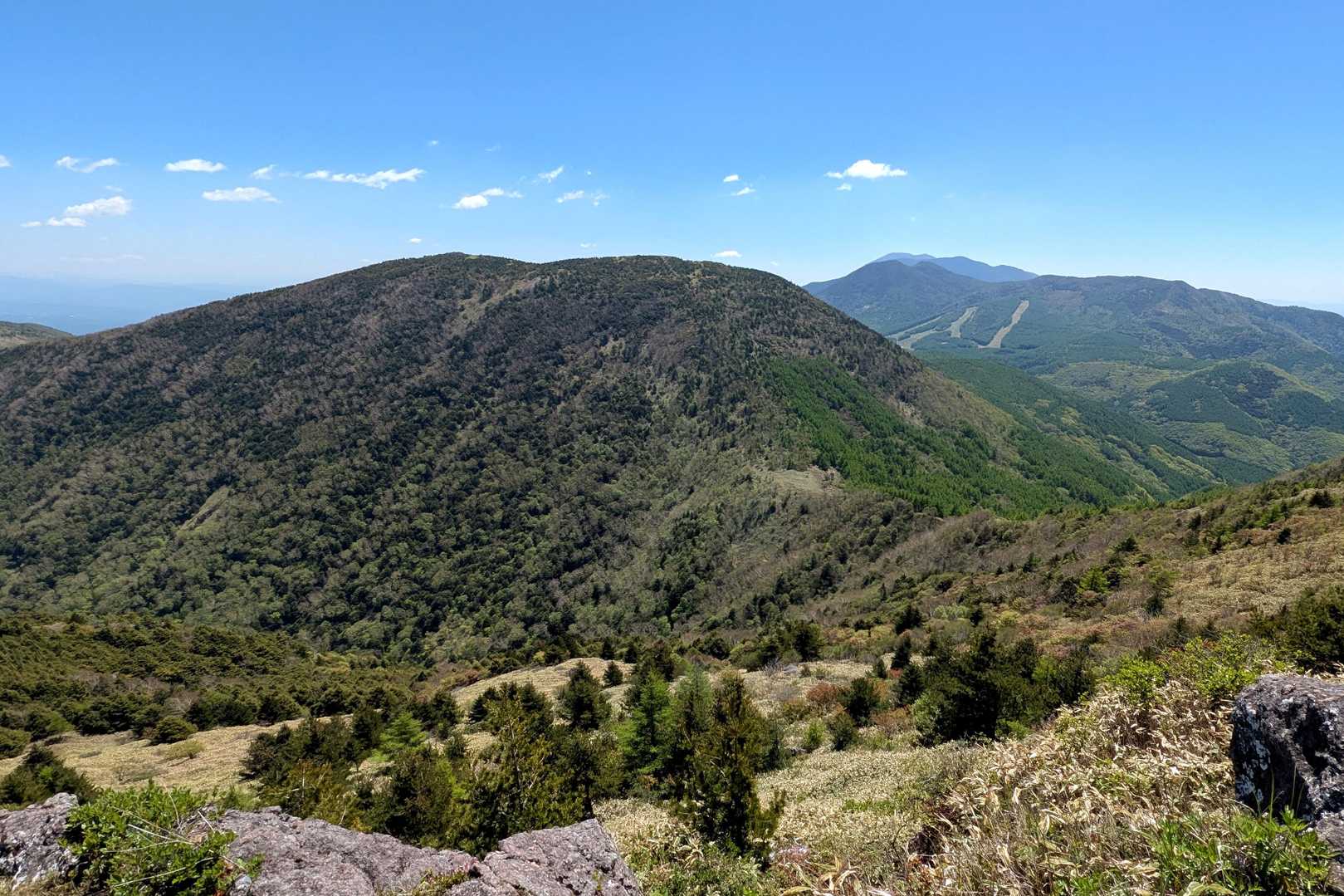 〔東〕先に登った湯ノ丸山、その奥に浅間山など