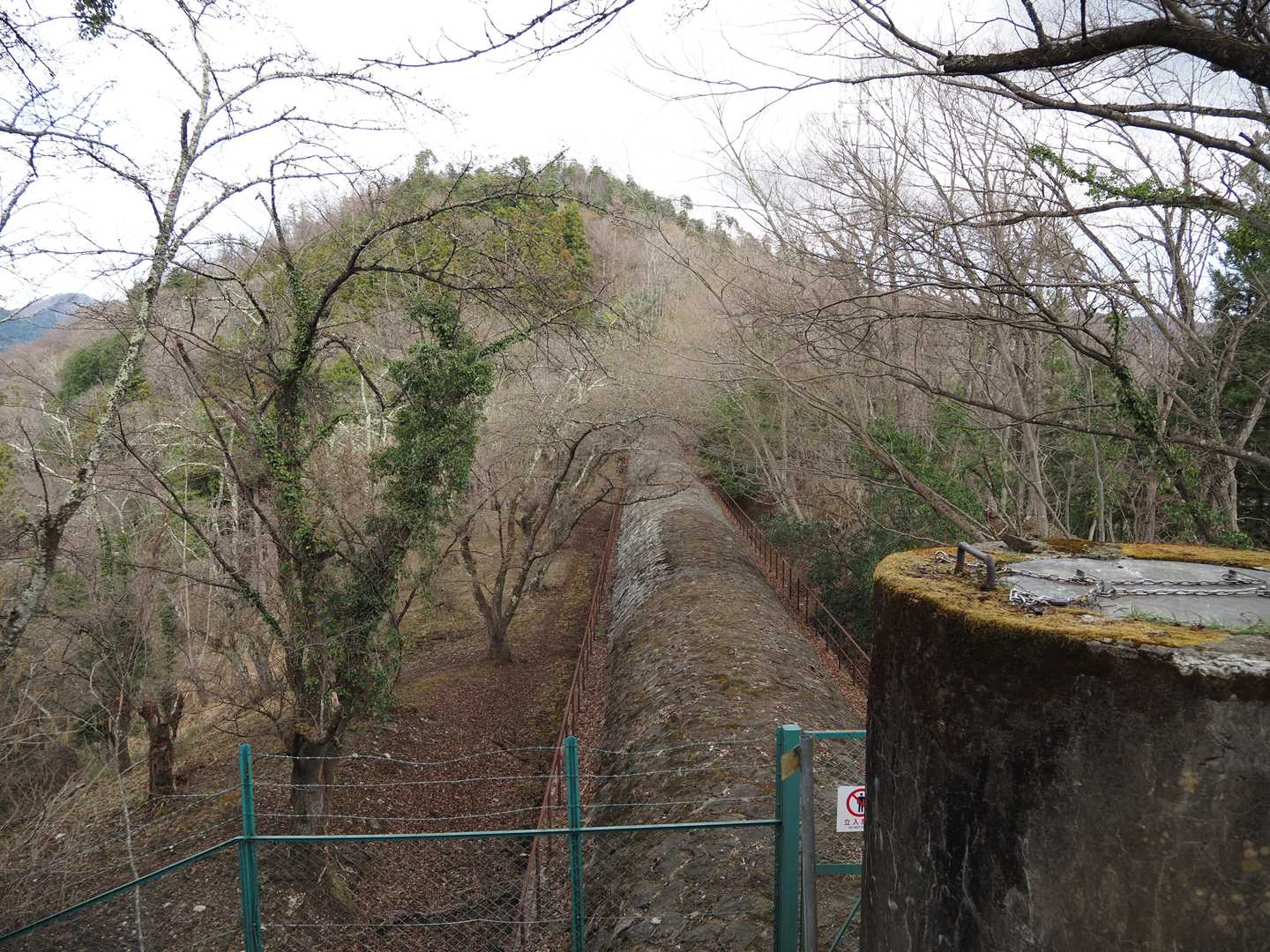 尾根上に巨大人工物
水路でした
