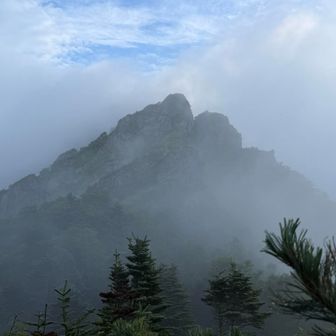 阿弥陀岳が見えてきます。