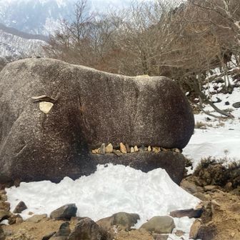 前回より雪少なめ。眉毛付いてる。ハンバーガー🍔感無いので表示消した方が良いのでは？