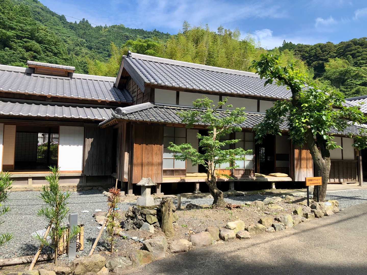 ビジターセンター
古民家を再生した休憩処で、自由に入れます
ここの縁側でのんびりして、畳の広間でゴロゴロするのもよさそう
お手洗いもあるよ